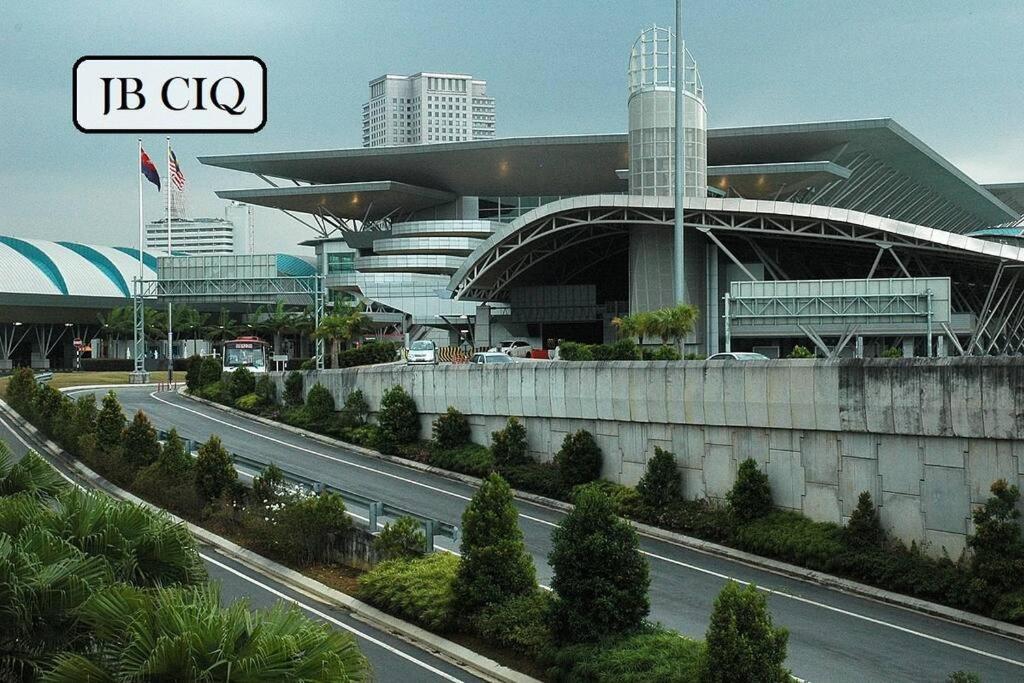 Ksl Mall D'esplanade 10min To Ciq, Near To Legoland Apartment
